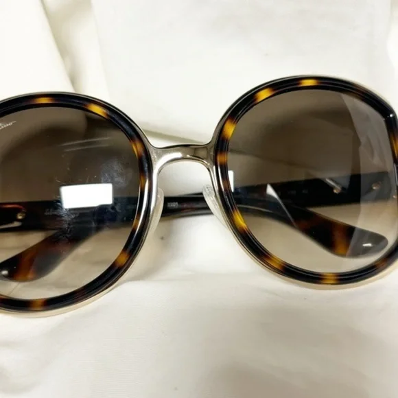Salvadore Ferragamo tortoise These stylish sunglasses Oversized - Picture 2 of 8